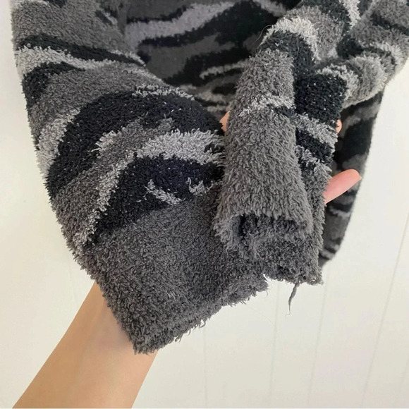 Barefoot Dreams Cozy Chic Seaside Crew Neck Zebra Camo Super Soft Sweater Small - Picture 5 of 14
